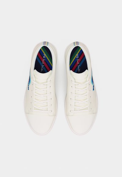 Baskets basses blanches avec lacets blancs et semelles intérieures rayées multicolores affichant la marque "Paul Smith", vues de dessus sur un fond blanc.