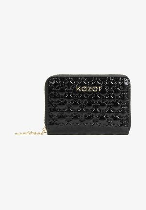 Černá lakovaná peněženka s texturovaným designem, která má zlaté logo "kazar" a zipové zavírání. Obsahuje zlatý řetízek jako ozdobu.