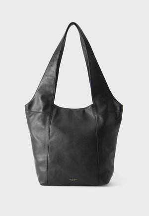 Bolso tote de cuero negro con largas correas para el hombro, apertura superior, paneles cosidos y un pequeño logo dorado.