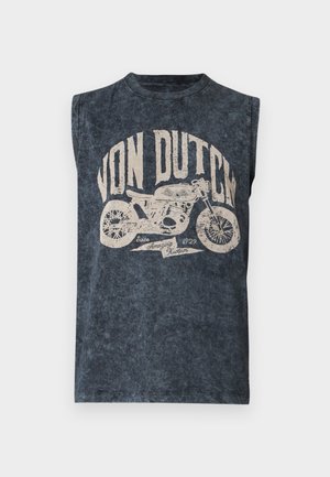 Bezrekawnik w stylu vintage w ciemnoszarym kolorze z napisem "Von Dutch" i grafiką motocykla z napisem "Since 1929 Amazing Kustom" poniżej.