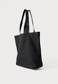 Saco tote preto com duas alças resistentes de tecido e superfície texturizada. Apresenta um design simples e acabamento mate sem enfeites.