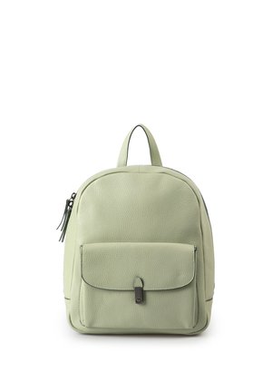 Kleine lichtgroene leren rugzak met voorvak en zwarte ritssluitingen, weergegeven tegen een witte achtergrond.
