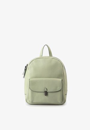 Kleiner hellgrüner Leder-Rucksack mit Fronttasche und schwarzen Reißverschlusslaschen, vor weißem Hintergrund gezeigt.