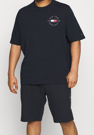 T-shirt en coton bleu marine avec col rond et manches courtes, avec un logo imprimé sur la poitrine. Associé à un short assorti bleu marine.