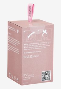 Rosafärgad rektangulär förpackning för en håraccessoar, med en överdel i tygloop och instruktioner på ena sidan. Material: 100% polyester.