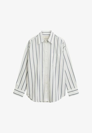 Camicia bianca a maniche lunghe con righe verticali navy, colletto a bottoni, taschino frontale e vestibilità rilassata. Tessuto misto cotone, texture liscia.