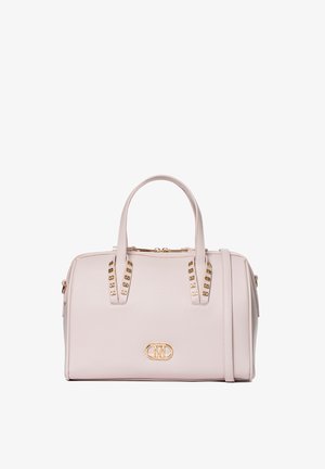 Borsa in pelle rosa chiaro con doppie maniglie, borchie color oro vicino alle maniglie, emblema del logo dorato e tracolla staccabile.