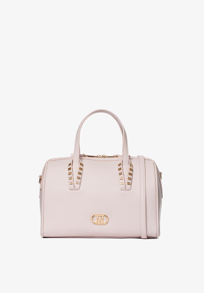 Sac à main en cuir rose clair avec doubles poignées, clous couleur or près des poignées, emblème logo doré, et bandoulière amovible.