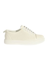 Weiße Sneaker aus perforiertem Leder mit glatten Akzenten, flachen Schnürsenkeln, gerundeter Zehenpartie und einer strukturierten Gummisohle. Mit einer Schlaufe an der Rückseite für einfaches Anziehen.
