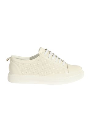 Trainers - white