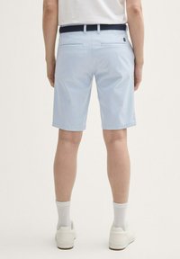 TOM TAILOR STRETCH MIT GÜRTEL - Kratke hlače - light blue white zigzag dobby
