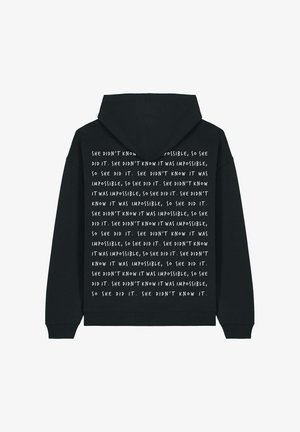 Sudadera negra con un gran estampado de texto repetido en la parte de atrás. El material parece suave; el diseño incluye capucha y puños de canalé.