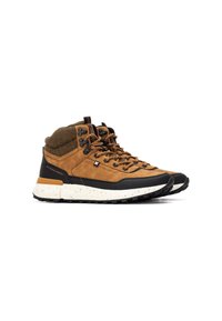 Botas de senderismo marrones y beige con una suela de goma negra, cuello de tela texturizada y acentos negros. Incluye un sistema de cordones y una entresuela moteada.