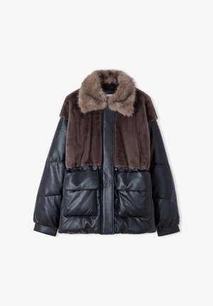 Veste noire matelassée avec un col en fausse fourrure marron, deux poches avant et un cordon de serrage à la taille pour un ajustement personnalisé.