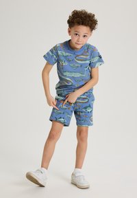 Blaues kurzärmliges T-Shirt und Shorts mit lebhaften Drucken von Wasserlebewesen, darunter Fische und Meeresbewohner, aus weichem Stoff.