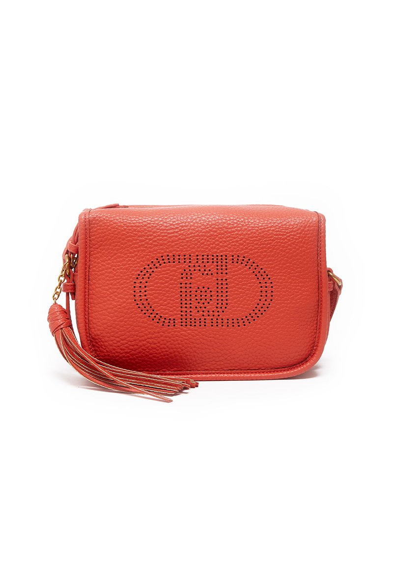 Červená kožená crossbody taška s perforovaným logom, zipsovým uzáverom a ozdobou vo forme strapca. Textúrovaný povrch a obdlžníkový tvar.