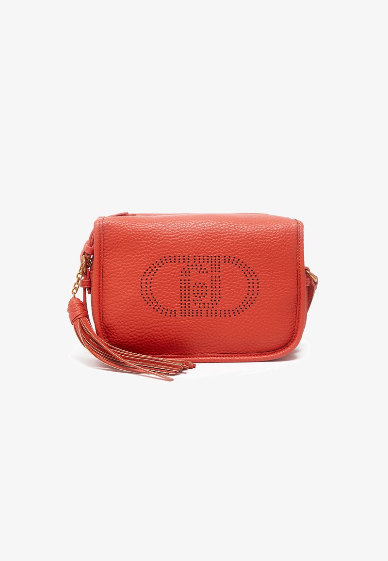 Sac bandoulière en cuir rouge avec un logo perforé, fermeture éclair et un accent à franges. Fini texturé avec une forme rectangulaire.