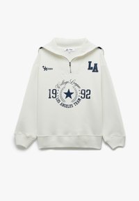 Sudadera blanca con cuello de medio zip, que presenta texto gráfico en navy, un logo de estrella y puños y dobladillo acanalados. Ajuste casual y relajado.