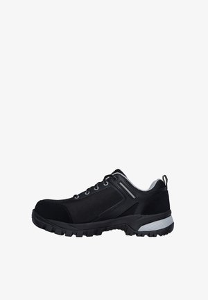 Zapato de senderismo negro de corte bajo con suela texturizada, cordones en la parte delantera, cuello acolchado y forro interior gris.