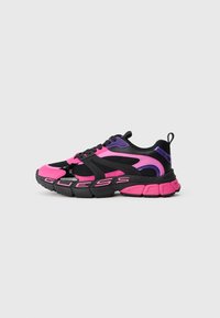 Svarte, rosa og lilla joggesko med mesh-overdel og tykk gummisåle. Har "GUESS"-logo på siden og en trekkstropp på hælen.