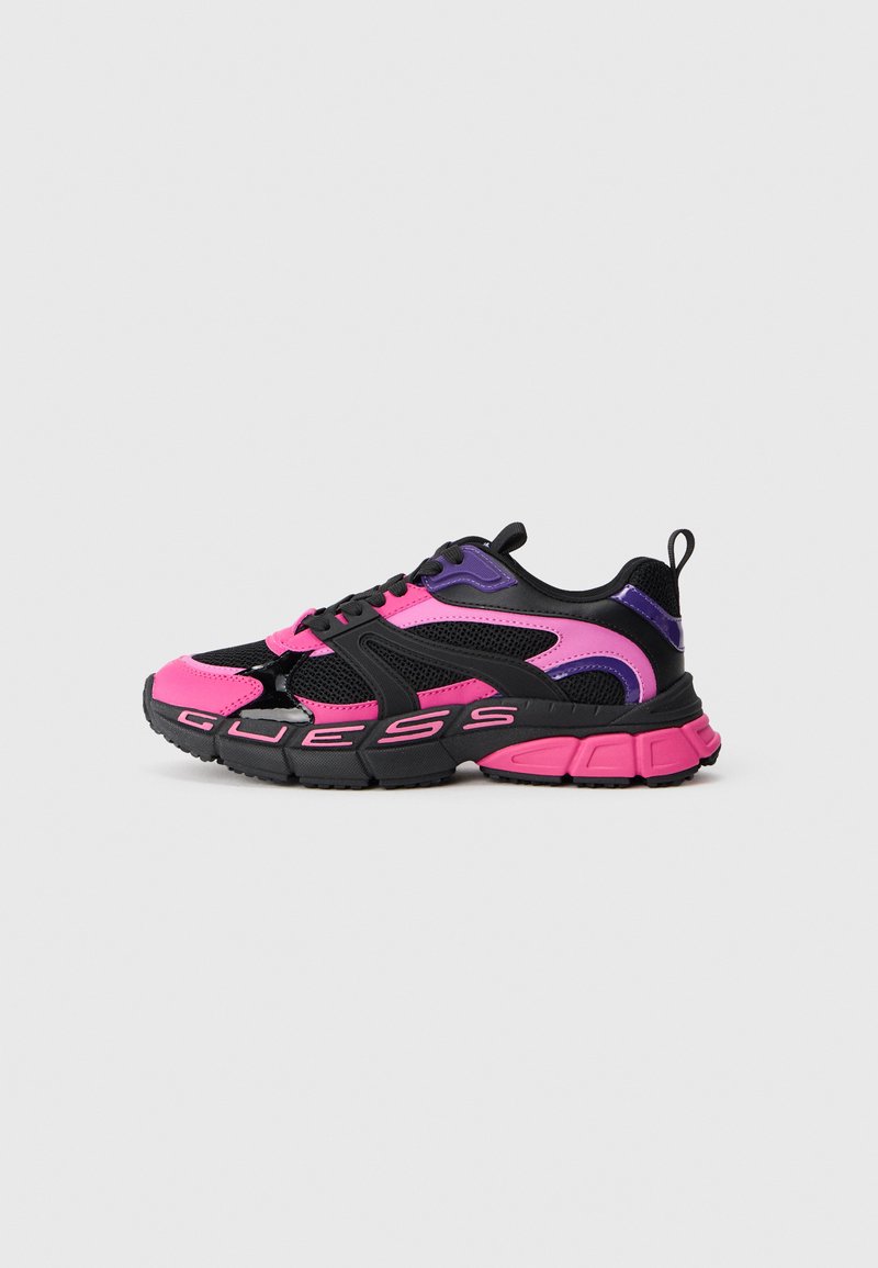 Svarte, rosa og lilla joggesko med mesh-overdel og tykk gummisåle. Har "GUESS"-logo på siden og en trekkstropp på hælen.