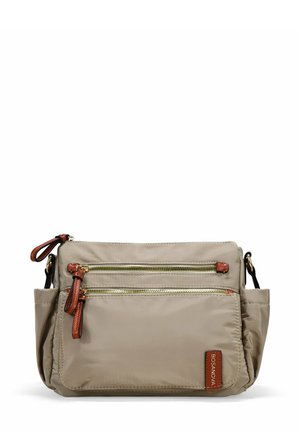 Bolso cruzado de nailon beige con dos bolsillos con cremallera, detalles en cuero marrón y correa de hombro ajustable. Textura suave, diseño compacto.