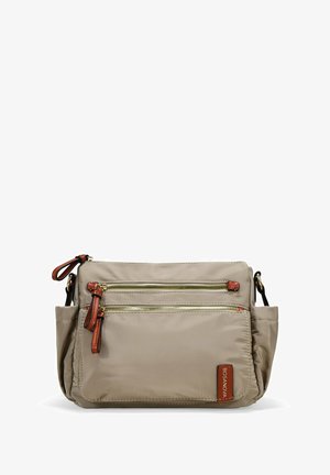 Bolso cruzado de nailon beige con dos bolsillos con cremallera, detalles en cuero marrón y correa de hombro ajustable. Textura suave, diseño compacto.