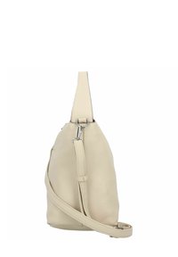 Sac en cuir crème avec une finition texturée, une longue bandoulière réglable et un fermoir en métal argenté remarquable. Vue latérale mettant en valeur sa forme.