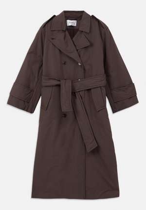 Manteau trench marron avec une taille ceinturée, design double boutonnage, grands revers et manches à revers. Fabriqué en tissu léger.