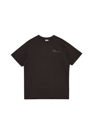 Gładki czarny t-shirt z krótkim rękawem z małym białym napisem „"HALO 199819721981"” na lewej piersi. Bez widocznych grafik.