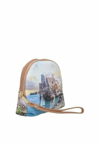 Borsa a pochette con zip, caratterizzata da una stampa paesaggistica costiera, con tonalità di blu e beige, una tracolla color tan e una forma arrotondata.