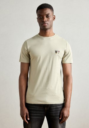 Lichtgroene t-shirt met korte mouwen van katoen, met een klein geborduurd ontwerp van twee drankjes op de linkerborst.