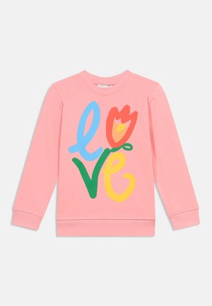 Sudadera rosa de manga larga con letras estilizadas y coloridas que forman la palabra "love", donde la letra "o" es una flor roja y amarilla.