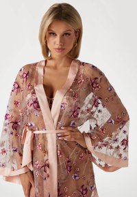 Transparante bloemen kimono-jas met roze satijnen accenten, voorzien van geborduurde bloemen in paars en rood, vastgebonden in de taille met een bijpassende riem.