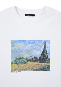 T-shirt bianca in cotone con stampa di "Campo di grano con cipressi" di Vincent van Gogh, che raffigura un paesaggio con vibranti tonalità di verde e giallo.