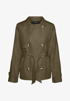 Oliwkowy trencoat z podwójnym zapięciem, wyraźnymi guzikami, bocznymi kieszeniami i związanym paskiem w talii. Gładki, średniej wagi materiał.