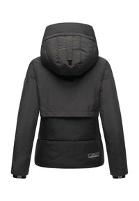 Veste isolante noire avec capuche, au design court, texture lisse et un patch logo au dos. Manches ajustables et détails minimaux.
