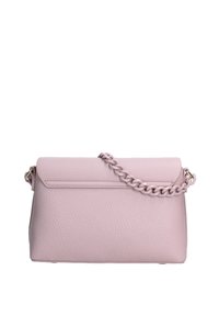 Borsa a tracolla in pelle morbida rosa con finitura testurizzata, forma rettangolare, pattina pieghevole e una tracolla in catena con hardware dorato.