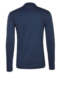 Marineblå långärmad polo skjorta i mjuk bomull, med klassisk krage och ribbade ärmslut, med en jämn textur och minimalistisk design.