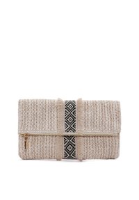 Bolso de mano tejido en beige con un patrón texturizado. Presenta una banda geométrica destacada en blanco y negro y detalles de flecos. Cierre con cremallera.