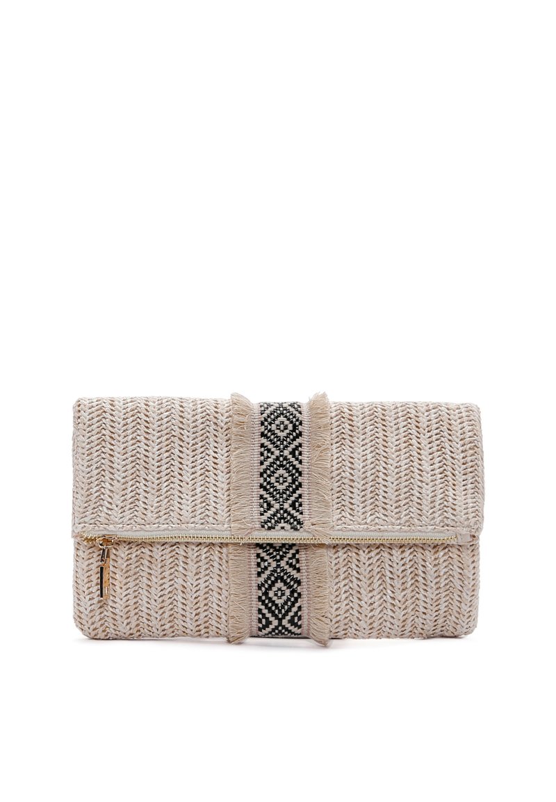 Bolso de mano tejido en beige con un patrón texturizado. Presenta una banda geométrica destacada en blanco y negro y detalles de flecos. Cierre con cremallera.