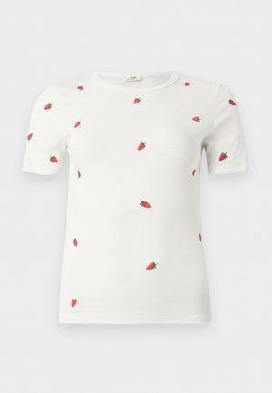 Haut blanc à manches courtes côtelé avec une broderie dispersée de petites fraises rouges sur le devant, les manches et les épaules.