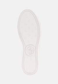 Balta apavu zole ar teksturētu rakstu, kas sastāv no atkārtotiem logo, noapaļota forma un gludas malas. Centrālais aplis ar logo detaļām.