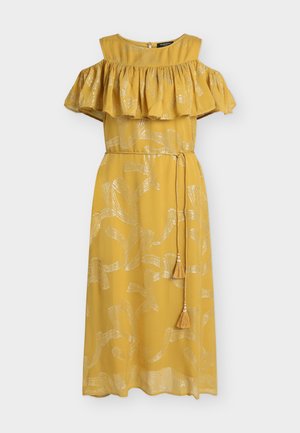 Μίντι φόρεμα ώμο-έξω σε μουσταρδί κίτρινο με βολάν στο ντεκολτέ, μεταλλικό αφηρημένο σχέδιο και λεπτή ζώνη μέσης με φούντες.