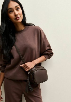 New Look, DARK   TASSEL CROSSBODY CAMERA BAG - Sacoche d'appareil photo - dark brown