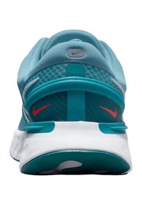 Scarpa sportiva Nike turchese con tomaia in rete testurizzata, suola intermedia bianca, dettagli rossi e collo imbottito per supporto.