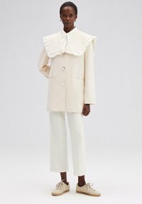 Touché Privé RUFFLED WIDE COLLAR - Rövid kabát - cream