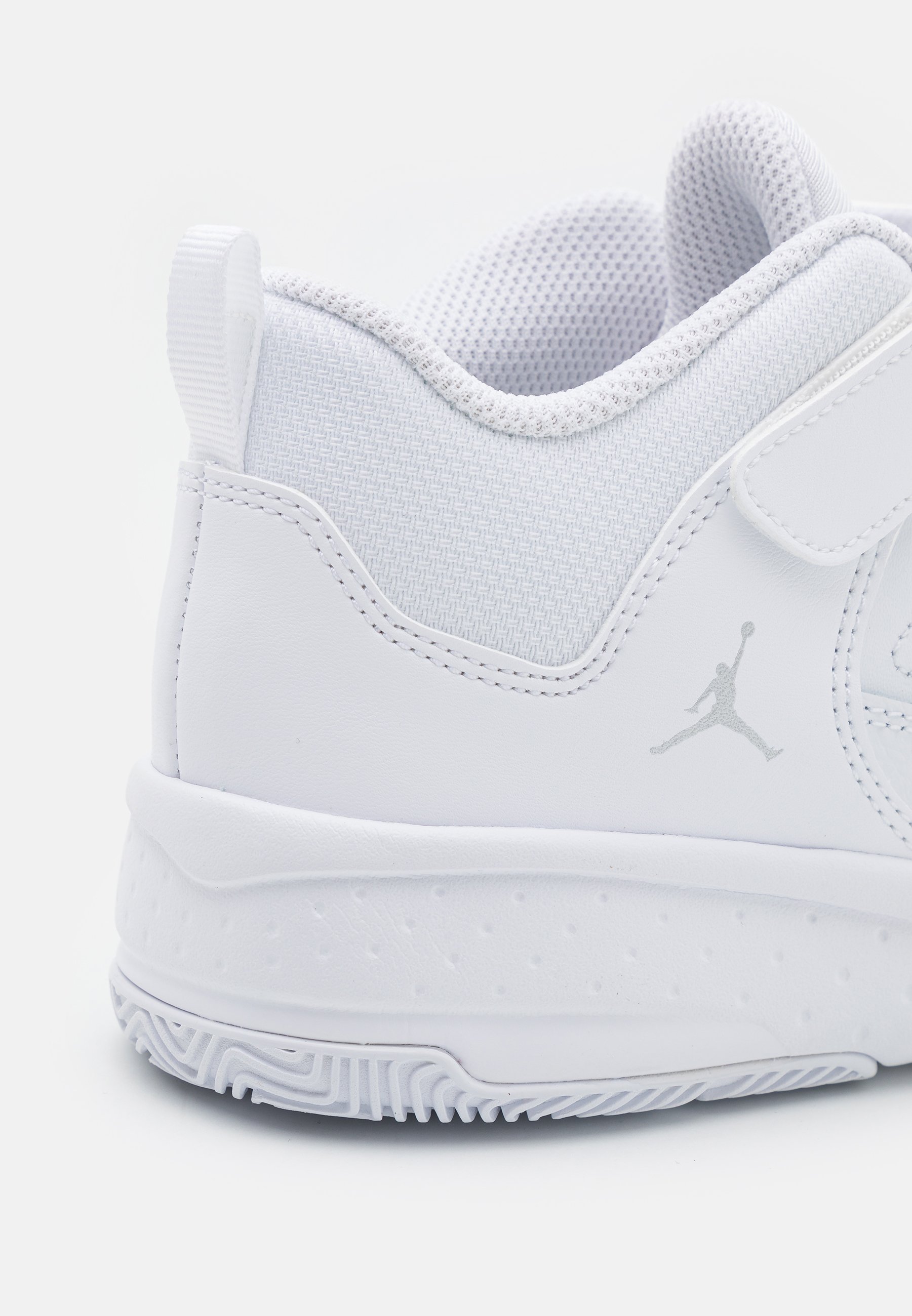 jordan max aura silver