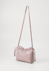Borsa a tracolla in pelle rosa con parte superiore arricciata, tracolla regolabile e dettagli decorativi con cordoncino. Texture liscia e forma rettangolare compatta.