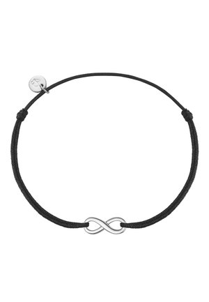 Čierny nastaviteľný šnúrkový náramok s malým strieborným symbolom nekonečna a okrúhlym strieborným príveskom s rytým srdiečkom.